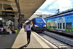 Gruß zum Lokführer:
Bei der Einfahrt des Corail-Steuerwagens  B<sup>5</sup>uxh  (Nr. 101) in Mulhouse Ville (F) läuft mir eine Bahnhofsmitarbeiterin ins Bild, die ebenjenes letztlich bereicherte.

🧰 SNCF
🚝 TER96229 (TER 200) Strasbourg (F)–Basel SBB (CH)
🕓 30.7.2022 | 17:42 Uhr