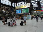 Warten auf Ankommende und den nächsten Zug
... heißt es in der altehrwürdigen Halle 1 des  Gare de Lyon  zu Paris.


Paris, der 19.8.2019
