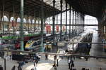 Blick in die voll belegte Bahnhofshalle des Gare du Nord in Paris mit vielen interessanten Zügen, wie Thalys oder Eurostar. Aufnahmedatum: 10.08.2016