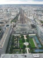 PARIS: Blick auf den Bhf  Gare Montparnasse , dessen Strecke in die Himmelsrichtung SSW verluft!
Aufgenommen im August 2005 vom  Tour Montparnasse 