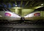 Spotlight auf zwei TGV-Triebköpfe am nicht besonders gemütlichen Pariser Bahnhof  Montparnasse .