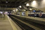 Am 10.08.2016 steht ein erst sechs Wochen alter Triebzug der Reihe Regio2N von Bombardier im Bahnhof Paris Montparnasse (linke Bildhälfte), während rechts noch die ältere Generation von