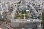 Von der Aussichtsplattform des Tour Montparnasse kann man gut die gewaltigen Ausmaßen der Überbauung des Bahnhofs Montparnasse erkennen. Aufnahmedatum: 10.08.2016