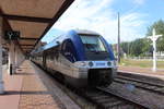 Hier steht ein vierteiliger TER AGC der Normandie im Bahnhóf von Trouville-Deauville, er wird gleich seine Fahrt in die im Inneren der Normandie gelegene Stadt Lisieux fahren wo auch noch die