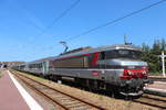 Hier steht eine Corail Intercités Normandie Garnitur an einem herrlichen Sommertag mit einer E-Lok der Baurehie  BB 15000 (115019) und Zehn Corailwagen im Bahnhof von Trouville-Deuville in der