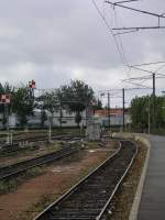 Les Sables d´Olonne Bahnhof,    einsame ber 100km vom elektrifizierten Netz der SNCF entfernte Oberleitung am Gleis 1.