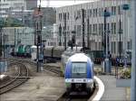 Whrend eine Doppeltraktion BB 61000 (MaK G 1206) mit ihrem Gterzug den Bahnhof von Metz verlsst, fhrt der Triebzug Z 27750 aus Richtung Nancy ein.