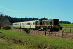 Am 07.04.2017 ist die BB 63705 der Chemin de Fer du Haute Forez mit zwei Triebwagenbeiwagen auf der Hochebene des Forez nach Estivareilles unterwegs.