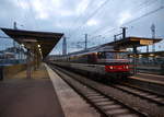 Die SNCF BB67408 ist mit IC2034 (Boulogne-sur-Mer17:33-Noyelles-sur-Mer18:26-18:28-Amiens19:09-19:23-ParisNord20:29) in Amiens angekommen.
Die Lok hat den Zug zwischen Boulogne und Amiens befördert, da die Strecke nicht durchgehend elektrifiziert ist. Von Amiens nach Paris übernimmt dann eine Elektrolok die Traktion.
26.03.2016 Amiens