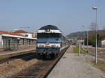 SNCF-CC72084 mit Intercité 1642 (Vesoul 15:20 - Paris-Est 1846).
Zum Abschied der großen Dieselloks fuhr die unmodernisiert, mit dem originalen SACM-AGO-Motor, als Museumslok erhaltene CC72084 ein Intercité-Zugpaar zwischen Vesoul und Paris.
Die Großdiesel verabschieden sich von der französischen Ligne 4, der Ostbahn Paris-Belfort(-Mulhouse). Sie werden durch IC-Triebzüge ersetzt.

25.03.2017 Vesoul 