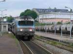 CC 72137 fhrt mit ihrem Corail-Schnellzug von Mulhouse nach Paris in Chaumont an.
Noch fahren solche klassische Schnellzge auf dieser nicht elektrifizierten Hauptbahn.
18.05.2007 Chaumont

