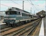 Die mächtige SNCF CC 72064 wartet mit einem Schnellzug in Tours auf die Abfahrt nach Lyon.