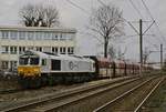 Die 277 001-1 der Euro Cargo Rail fährt am 18.02.2020 von Duisburg-Hochfeld Süd in Richtung Duisburg-Hüttenheim, im Vordergrund die Gleise der DVG-Straßenbahnlinie 903