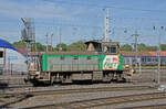 Donnerstag den 28.09.2023 um 12:01 Uhr in Strasbourg (F). Einen Tag am Bahnhof Strasbourg (Elsas). Die Aufnahme wurde auf der Nordseite des Bahnhofs gemacht. Thematisiert wird nur das Fahrzeug und nicht die Bestimmung eines Zuges. Auf Gleis 4 steht die Diesellok Y 8213 (Y steht für  Yoyos“). Das Y wird für  Yard“ bei den Amerikanischen Rangierlokomotiven angewendet.  Yoyos“ sind unter anderem auch Spielzeuge. Rangieren ist ja im übertragenen Sinne  Spielen“ (Hin und Her bewegen). Baureihe: Y 8000. Radsatzanordnung: Bdh. Höchstgeschwindigkeit: 60 km/h. Dienstmasse: 35 t. LüP: 10'140 mm. Indienststellung: 1977 – 1989. Erbauer dieser Lokomotive ist Fauvet-Girel in Zusammenarbeit mit De Dietrich. Baujahr dieser Diesellok ist das Jahr 1983. Koordinaten GMS (Grad, Minuten, Sekunden): N 48° 35’ 10.8’’ O 7° 44’ 7.5’’