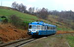 Auf seiner Fahrt von Riom-es-Montagnes nach Lugarde erreicht X 2908 des Train touristique de la Haute Auvergne am 05.04.2017 den Haltepunkt Condat