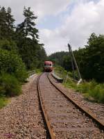 Triebwagen X2807 aus der Reihe X 2800 (Typ U-825 mit 825PS) unterwegs auf der schönen Strecke Estivareilles - Sembadel - La Chaise Dieu bei der Museumsbahn CFHF (Chemin de fer du Haut-Forez).