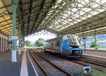 Kleiner Zug in der grossen Bahnhofhalle: Dieseltriebwagen wartet auf die Abfahrt. Aurillac, 26.5.2023