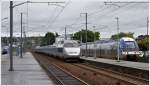 TGV und TER 82602 nach Brest und Walfisch 72022 nach Roscoff im Bahnhof Morlaix.