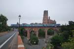 TER-Zug Carmaux-Toulouse fhrt an der Cathdrale Sainte-Ccile (Albi) vorbei, ber die Castelviel-Brcke. 9. August 2009