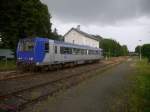 Triebwagen SNCF X2208 als TER868312 von Brive-la-Gaillarde über die Nebenbahn über Saint-Yrieix-la-Perche unterwegs nach Limoges-Benedictins im Bahnhof Pompadour.