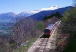 x2741 hat auf der Fahrt nach Grenoble die Passhhe am Col du Croix haute passiert und rollt oberhalb des Dorfes Lalley den Berg in Richtung Clelles hinab, 08.05.1998, Zug 58610.