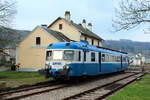 Der 1962 von Renault gebaute, 2007 von der SNCF erworbene X 2908 des Train touristique de la Haute Auvergne am 05.04.2017 im Bahnhof Riom-es-Montagnes, Ausgangspunkt der 16 km langen Touristenbahn