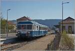 Im neu gestalteten Bahnhof von Morteau umfährt der  Assosiation l'autrail X2800 du Haut Doubs  X 2816 seinen Beiwagen und sorgt mit diesem Rangiermanöver für ein paar zusätzliche