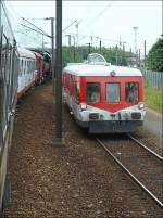 Der Sonderzug aus Luxemburg begegnet am 22.06.08 den Diesel Triebzug X 3886  Picasso  (BJ 1950-1961) kurz vor der Einfahrt in den Bahnhof von Metz.