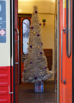 Mit ehemaligen Triebzügen der SNCF an den Weihnachtsmarkt Basel am 17. Dezember 2016.
Train Thur Doller Alsase mit XRABx 8508 + XBD 4395 im SNCF Bahnhof Basel, kurz vor der gemeinsamen Rückfahrt. Zu einem richtigen Weihnachtszug gehört natürlich auch ein Weihnachtsbaum.
Foto: Walter Ruetsch