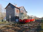 Der ehemalige SNCF Triebwagens X5852 vom Typ U-150 'Mobylette' im Endbahnhof Sentheim der Dollertalbahn im Oberelsass.
Der Triebwagen wird vom Verein TTDA (Train-Thur-Doller-Alsace) auf der Dollertalbahn Cernay-Burnhaupt-Sentheim eingesetzt.


2013-12-08 Sentheim