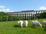 Hier überquert ein Triebwagen der Reihe X72500 den Viadukt von Chaumont auf dem Weg nach Culmont-Chalindrey.