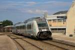 72618/72617 mit TER 65435 Perigueux-Brive la Gaillarde auf Bahnhof Condat-le-Lardin am 27-6-2014.