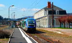 Mit einem TER nach Clermont-Ferrand verlassen X 73696 und X 73685 am 06.04.2017 den Bahnhof Neussargues. Von der einstigen Bedeutung dieses Knotenpunktes an der Ligne des Causses zeugt nur noch das ansprechende Bahnhofsgebäude, die Gleisanlagen sind bereits teilweise zurückgebaut. Während die Strecke von Neussargues nach Beziers bereits in den 1930er Jahren (wegen der Steigungen) elektrifiziert worden ist, wird der nördliche Teil nach Clermont-Ferrand bis heute mit Dieselfahrzeugen befahren.