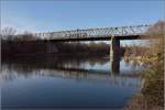 Bahn im Markgräfler Land. Die Rheinbrücke von Neuenburg mit Triebwagen beim Grenzübertritt. Zwar kaum sichtbar aber für das Protokoll, es ist X 72901.