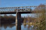 Bahn im Markgräfler Land. Die Rheinbrücke von Neuenburg mit Balaine bleu X 73901. März 2019.