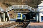 X76699 beim kurzen Halt in der Station Montherme; 23.03.2012