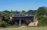 Dans la valle de la Sarre oder dort wo das  Krumme Elsa  auf Lothringen trifft.

Der Sommer war im Sdwesten zurck und wir muten einfach raus an die Bahnstrecke.
ber die Grenze nach Lothringen sollte es gehen, dabei vergit man oft, dass das  Krumme Elsa  fast bis ans Saarland reicht, knappe 7 Kilometer fehlen noch bei Siltzheim bis nach Deutschland, wie ein Stiefelabsatz reicht das  Krumme Elsa  hier nach Lothringen bis kurz vor Sarreguemines.

Unseren ersten Standort erhielt man frher  kostenlos , denn die alte Straenfhrung der D33 fhrte am Motiv vorbei.
Durch die Verlegung der Strae an der anderen Seite der Bahnlinie vorbei, mu man sich diesen Blick jetzt erarbeiten.

SNCF Ter X 76 564 ein AGC von Bombardier ist auf der Relation Sarreguemines - Sarre - Union unterwegs und berquert die Saar bei Wittring, das noch im Dpartement Moselle, also in Lothringen liegt.
Gleich erreicht der Triebwagen Kalhausen, dort teilt sich die Strecke nach Sarre - Union und nach Straburg.
02.09.2013
Ligne 161000 Mommenheim - Obermodern - Kalhausen - Sarreguemines