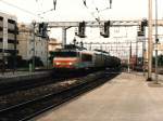 7322 mit einem Gterzug auf Bahnhof Avignon am 7-6-1996.
