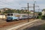 507211 mit TER 871628 Toulouse Matabiau-Brive la Gaillarde auf Bahnhof Gourdon am 30-6-2014.