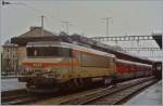 Es war einmal...
da konnte man mit dem  Catalan Talgo  ohne Umsteigen von Genève bis Barcelna reisen.
Die SNCF Gleichstrom BB 7281 wartet mit dem RENFE Talgo-Zug in Genève im Sommer 1987 auf die Abfahrt.