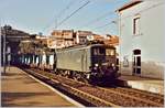 Die kleine SNCF Gleichstrom Lok BB 8177 ist mit einen Güterzug in Collioure auf dem Weg nach Cerbére. 


Analoges Bild vom März 1992