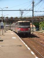 BB 9305 mit Schnellzug von Hendaye kommend, Einfahrt auf Gleis 1 des Bahnhofs Biarritz, 18.08.08