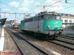 Franzsische Beschriftungsvariationen: Die zur Gtersparte FRET der SNCF zhlende Gleichstromlok BB9242 trgt auf der Front1 die bei Gleichstromloks um eine  0  auf fnf Stellen aufgefllte Loknummer,