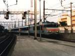 6568 mit eine Intercity zwischen Marseille und Lyon auf Bahnhof Avignon am 7-6-1996.
