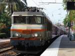 22376 vor dem Azur-Express von Nizza ber Marseille und Avignon nach Brssel, spter Nachmittag des 20. Juli 2002 im Bahnhof Antibes.