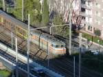 Frankreich, Languedoc, Montpellier Corum, die SNCF Zweistromlok BB 522317 mit ihren TEOS Wagen auf der Strecke Nîmes-Montpellier kurz vor dem Bahnhof Montpellier Saint-Roch. Von der Terrasse auf dem Dach des Corum aus fotografiert. 01.03.2014