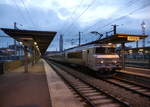 Die SNCF BB22227 hat hier in Amiens die weitere Beförderung des IC2034 (Boulogne-sur-Mer17:33-Noyelles-sur-Mer18:26-18:28-Amiens19:09-19:23-ParisNord20:29) nach Paris übernommen. 
Da die Strecke zwischen Boulogne und Amiens nicht durchgehend elektrifiziert ist, wird der Zug dort von einer Diesellok befördert und in Amiens findet ein Lokwechsel statt. Ab Amiens nach Paris übernimmt eine Elektrolok die Traktion. 
26.03.2016 Amiens