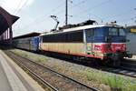 Farbenfroheit in Strasbourg Gare Central: SNCF 25606 steht am 7 Juni 2015 in Strasbourg-Ville. Dieser Lok war Jahrzehntelang in Einsatz in Parioser Vorortverkehr -deswegen die rot-weiss-blaue Farben. 