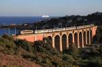 Ein abendlicher Nahverkehrszug mit der BB 25635 rollt ber den Viaduct von Anthor Plage in den nahegelegenen Haltepunkt, whrend im Hintergrund die  Costa Schettino  in alter seemnnischer Tradition