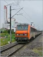 Die SNCF BB 26152 (Sybic) erreicht mit einem TER 200 von Strasbourg bei Basel St.Johann die Schweiz.
22. Juni 2007